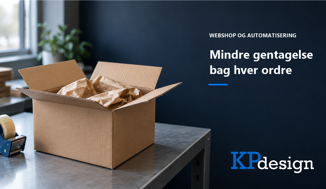 Åben papkasse med pakkepapir på et pakkebord. Teksten Mindre gentagelse bag hver ordre og ét originalt KPdesign-logo.