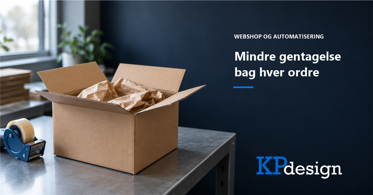 Åben papkasse med pakkepapir på et pakkebord. Teksten Mindre gentagelse bag hver ordre og ét originalt KPdesign-logo.