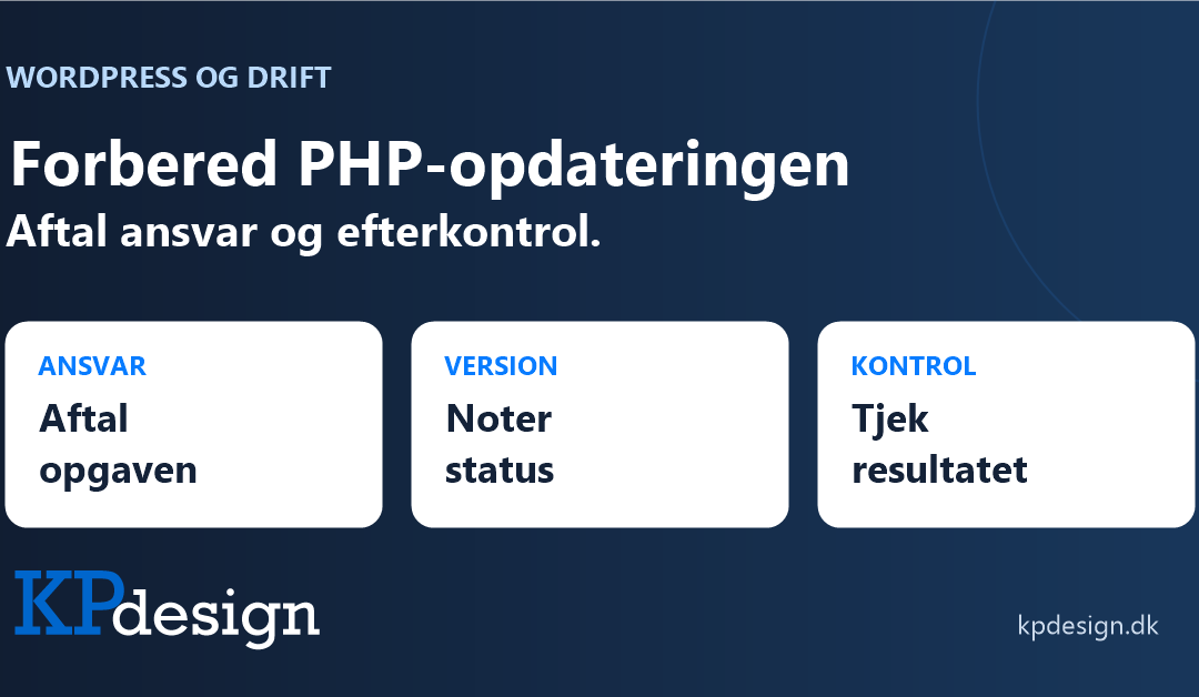 Forbered PHP-opdateringen. Aftal ansvar, noter version og kontroller resultatet. Originalt KPdesign-logo på mørk emnegrafik.