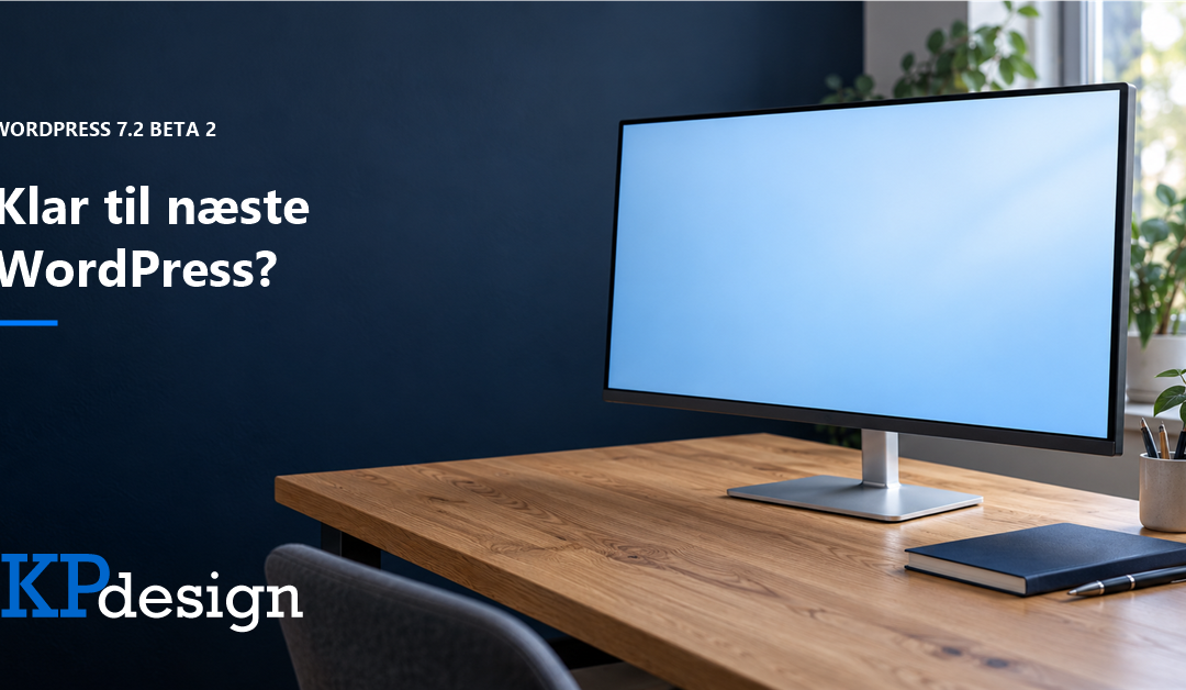 Roligt arbejdsmiljø med en skærm uden indhold på et egetræsbord. Teksten Klar til næste WordPress? og ét originalt KPdesign-logo.