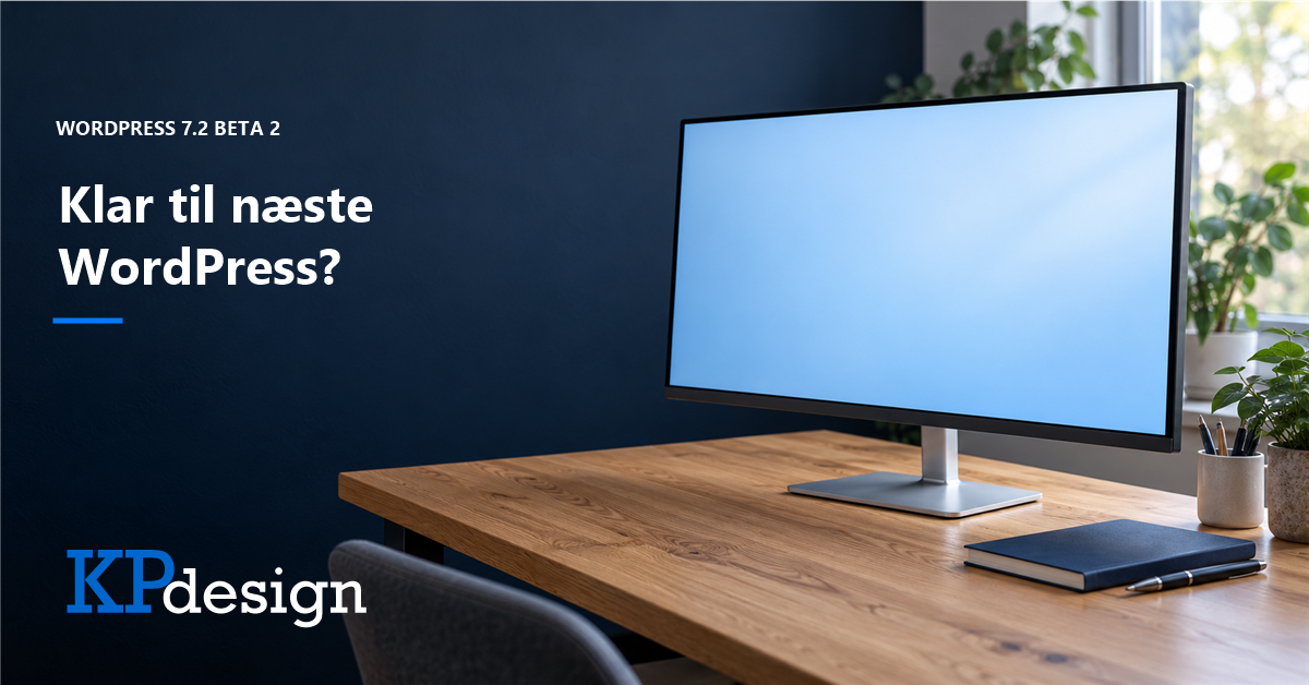 Roligt arbejdsmiljø med en skærm uden indhold på et egetræsbord. Teksten Klar til næste WordPress? og ét originalt KPdesign-logo.